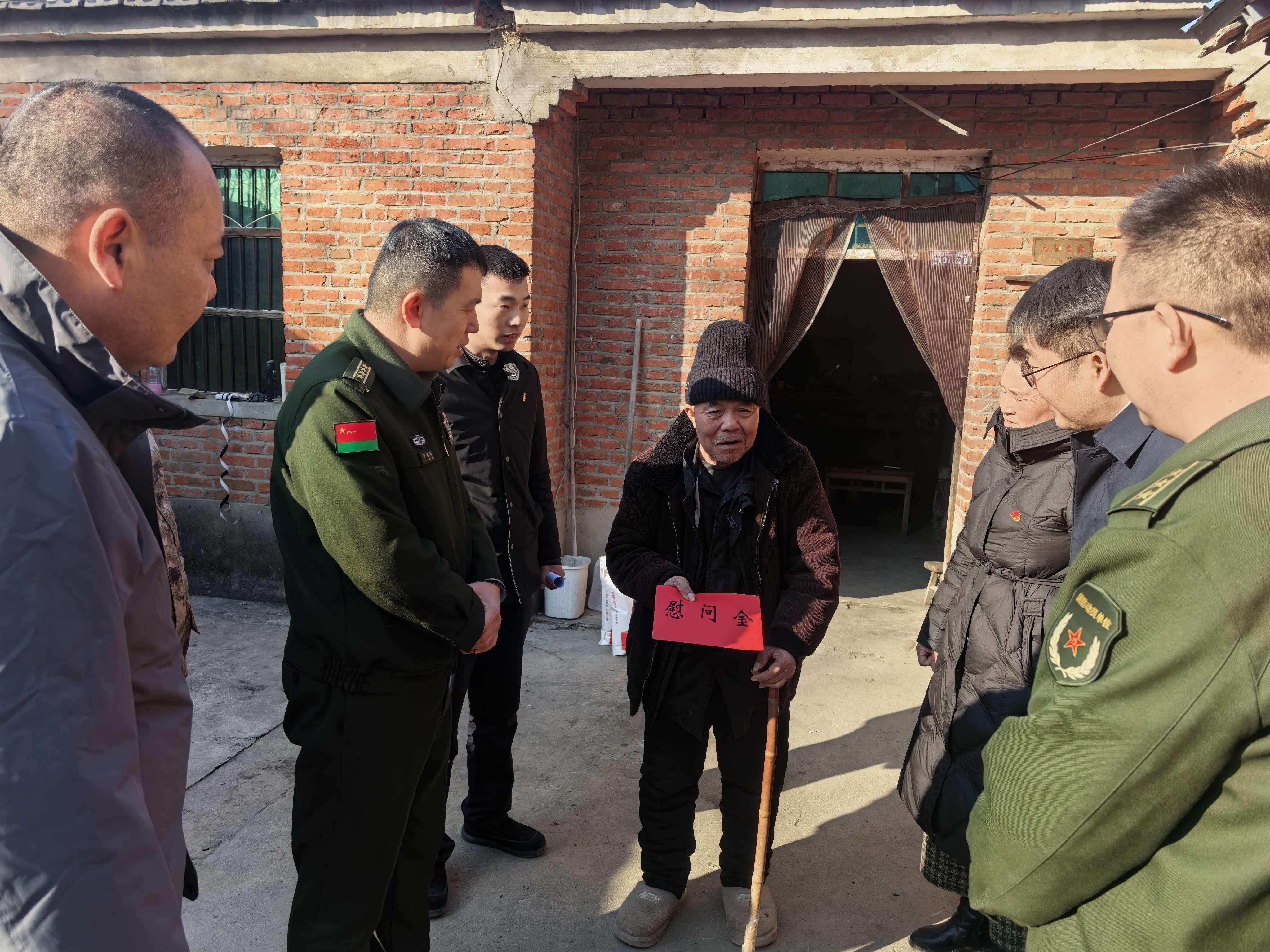 亳州军分区政委余超群赴利辛县走访慰问退役军人